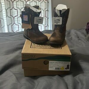 Smokey mountain boots size toddler 6. Never been worn. Brand new.